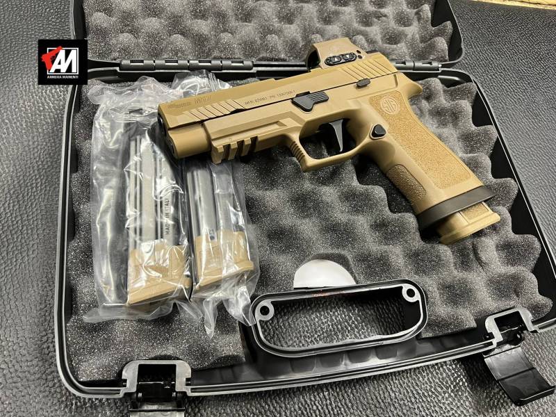 SIG SAUER MOD. M17 CON ROMEO-M17 COYOTE 21 COLPI CAL. 9X19